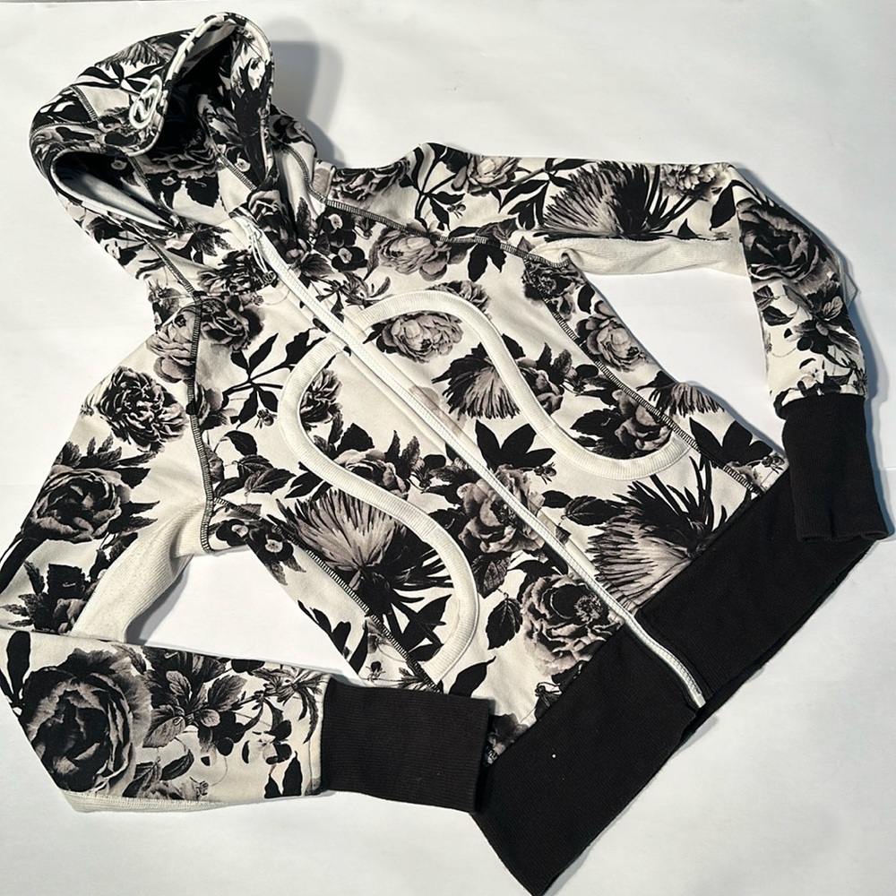 Lululemon  Jacket Size 4 Brisk Bloom Black White Floral Flowers Scuba